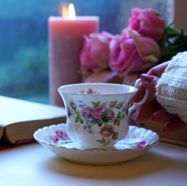 在寒冷的雨天, 带着书和一杯茶在窗边放松身心. — 图库照片