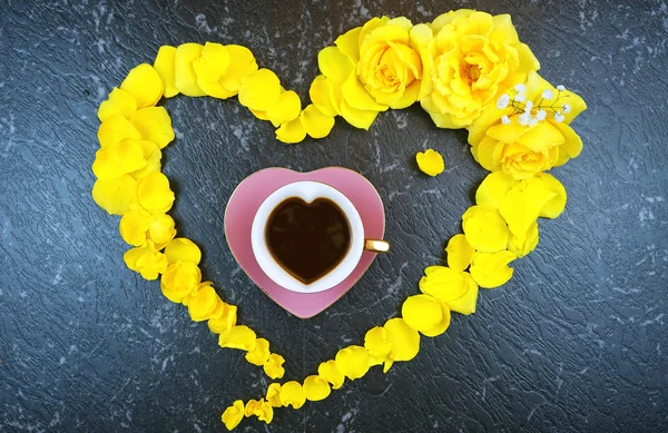 Dobrý ranní koncept s šálkem kávy v srdci nové žluté růže. — Stock fotografie