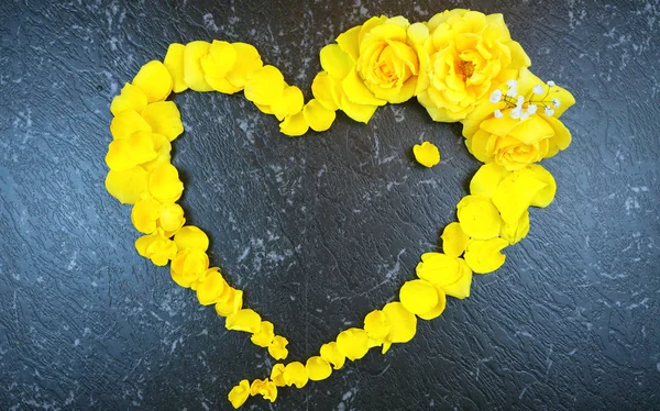 Kärlek hjärta gräns gjord av färska gula rosor och kronblad — Stockfoto