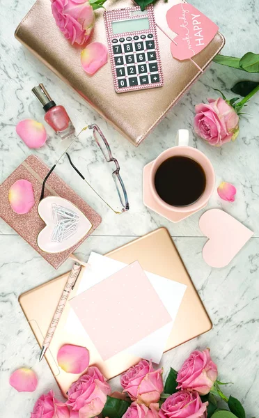 Espace de travail rose ultra féminin avec accessoires en or rose flatlay . — Photo