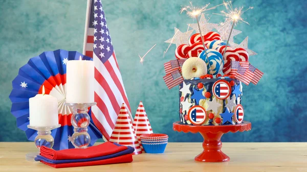 USA theme candyland fantasy drip cake in party table setting. — Stock Photo, Image