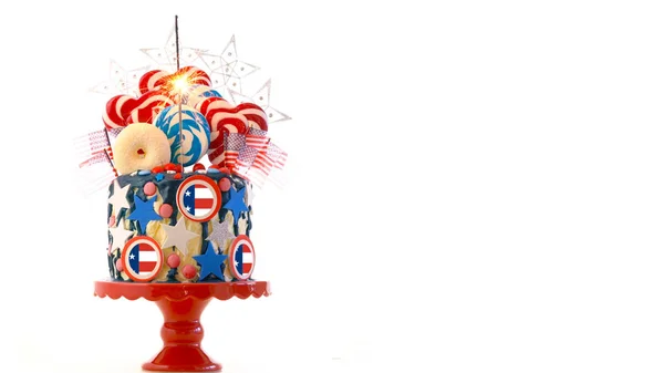 USA téma Candyland fantasy Drip Cake fehér háttér. — Stock Fotó