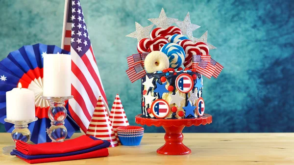 USA theme candyland fantasy drip cake in party table setting. — Stock Photo, Image
