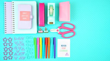 Okula ya da çalışma alanına geri dön. Renkli kırtasiye..