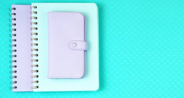 Okula ya da çalışma alanına geri dön. Renkli kırtasiye..