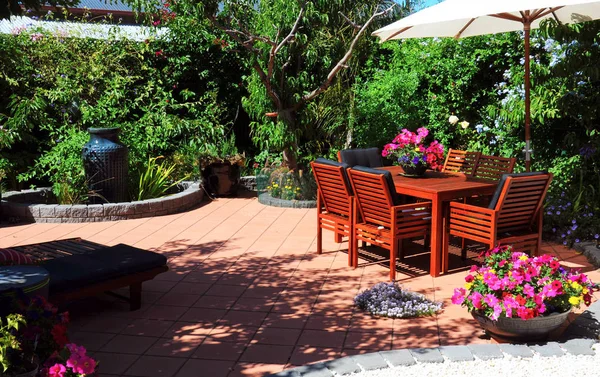 Piękny letni styl śródziemnomorski dziedziniec ogród ustawienie. — Zdjęcie stockowe