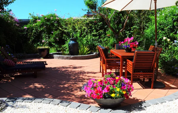 Piękny letni styl śródziemnomorski dziedziniec ogród ustawienie. — Zdjęcie stockowe