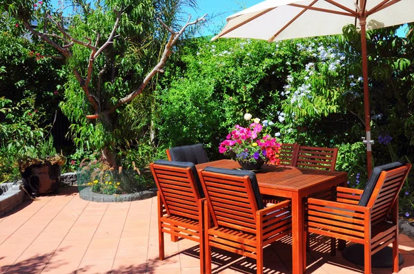 Beautiful summertime Mediterranean style courtyard garden setting. — Stock Photo, Image