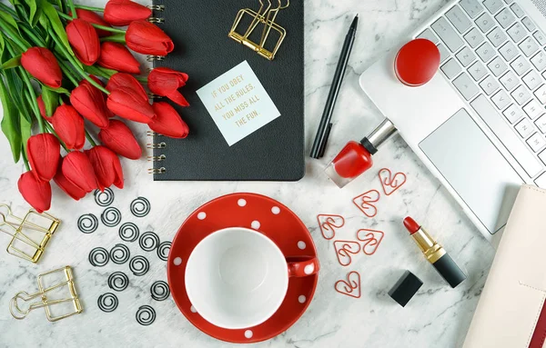 Modernt elegant feminint skrivbord eller arbetsyta kaffepaus. — Stockfoto
