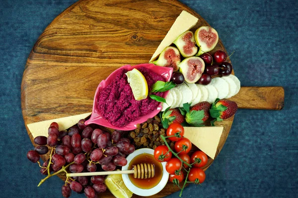 Cheese and fruit charcuterie dessert grazing platter on wooden board. — Stock Photo, Image