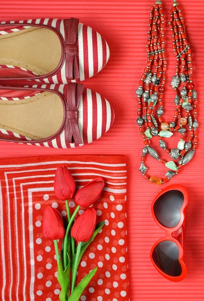 Rode vrouwelijke accessoires reizen winkelen planning verpakking concept flatlay. — Stockfoto