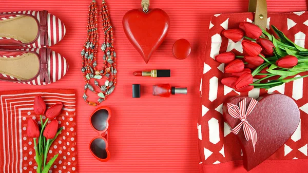 Rode vrouwelijke accessoires reizen winkelen planning verpakking concept flatlay. — Stockfoto