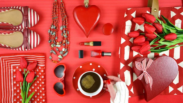 Red accessori femminili viaggio shopping pianificazione imballaggio concetto flatlay . — Foto Stock
