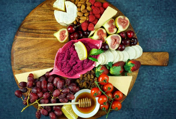 Cheese and fruit charcuterie dessert grazing platter on wooden board. — Stock Photo, Image
