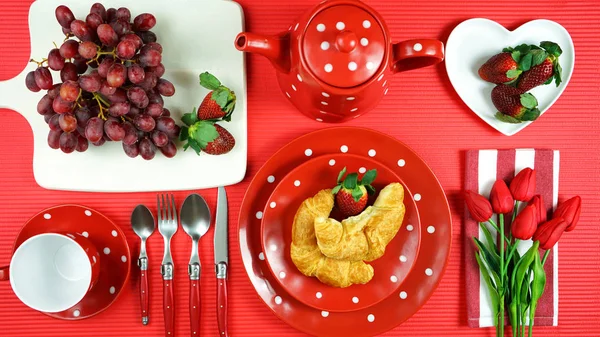 Färgglada röda temat frukost brunch tabell inställning flatlay. — Stockfoto