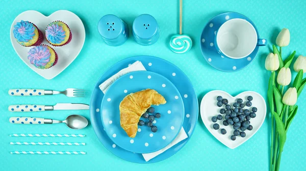 Kolorowy niebieski motyw śniadanie brunch stół ustawienie flatlay. — Zdjęcie stockowe