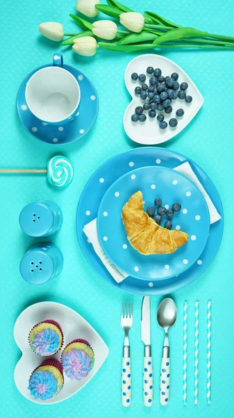カラフルな青のテーマの朝食ブランチテーブル設定フラットレイ. — ストック写真