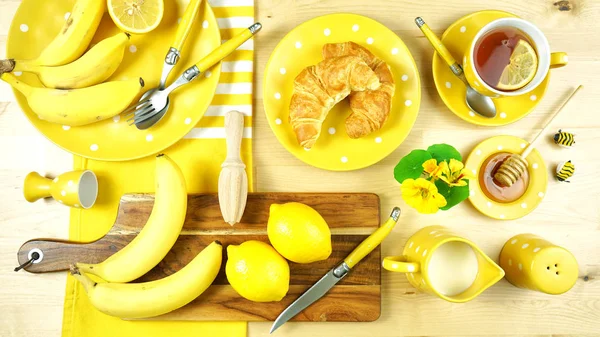 Colorido amarelo tema café da manhã brunch mesa configuração flatlay . — Fotografia de Stock