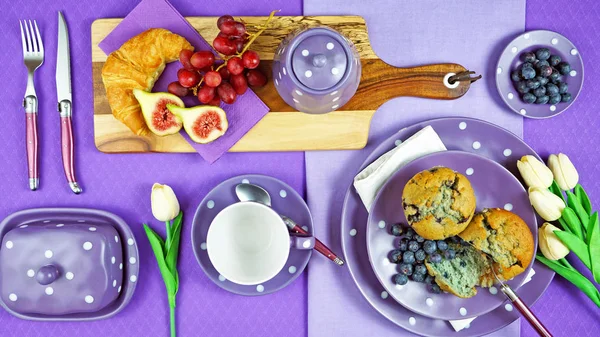 Colorido púrpura tema desayuno almuerzo mesa ajuste flatlay . —  Fotos de Stock