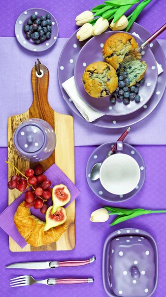 Colorido púrpura tema desayuno almuerzo mesa ajuste flatlay . —  Fotos de Stock