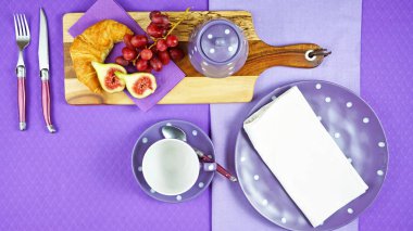 Renkli mor tema Kahvaltı Brunch masa ayarı kopyalama alanı ile yatık.