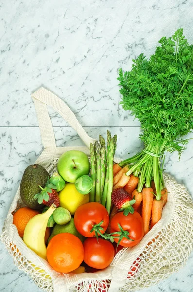 Stile di vita sano concetto di shopping con frutta e verdura . — Foto Stock