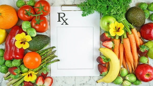 Hälsosam livsstil koncept flatlay med frukt grönsaker och Urklipp. — Stockfoto