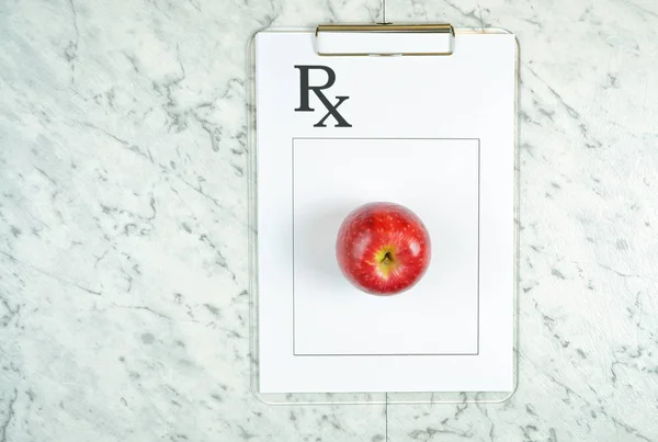 Symboliskt äpple en dag hälsosamt livsstilskoncept med recept form. — Stockfoto