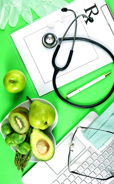 Recepta na dobry ruch zatrzymania zdrowia, z symbolicznym zielonych lekarzy biurko. — Zdjęcie stockowe
