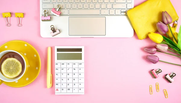 Geschäfts- und Finanzkonzept mit stylischem rosa und gelben Thema. — Stockfoto