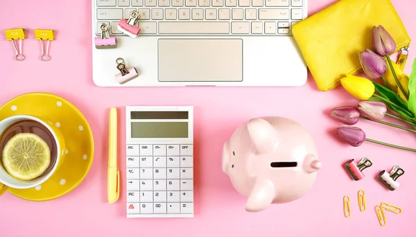 Conceito de negócios e finanças com tema rosa e amarelo elegante . — Fotografia de Stock