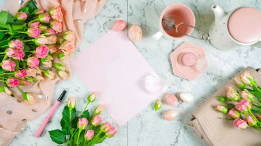 Hoşgeldin Bahar tema kavramı çay molası pembe gül ve kadın aksesuarları ile.