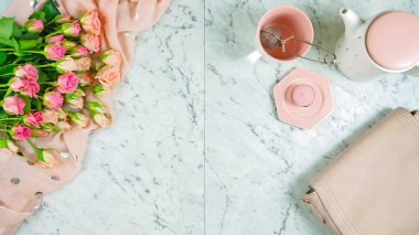 Hoşgeldin Bahar tema kavramı çay molası pembe gül ve kadın aksesuarları ile.