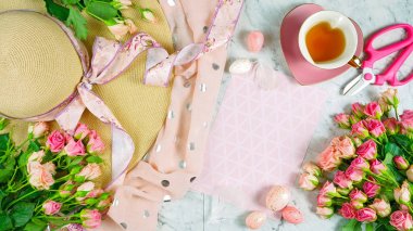 Hoşgeldin Bahar tema kavramı çay molası pembe gül ve kadın aksesuarları ile.