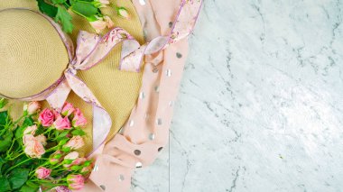 Hoşgeldin Bahar tema kavramı çay molası pembe gül ve kadın aksesuarları ile.