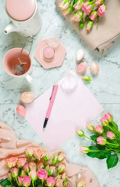 Welcoming Spring theme concept tea break with pink roses and female accessories. — Stock Photo, Image