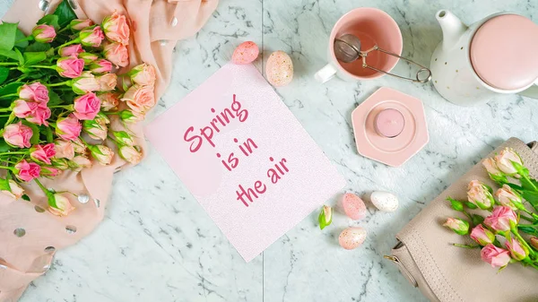 Einladendes Frühlingskonzept Teepause mit rosa Rosen und weiblichen Accessoires. — Stockfoto