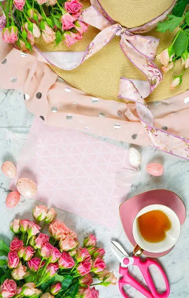 Boas-vindas Primavera tema conceito chá pausa com rosas rosa e acessórios femininos . — Fotografia de Stock