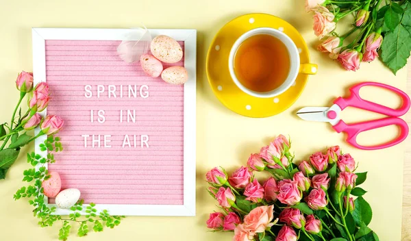 Einladendes Frühlingskonzept Teepause mit rosa Rosen und weiblichen Accessoires. — Stockfoto