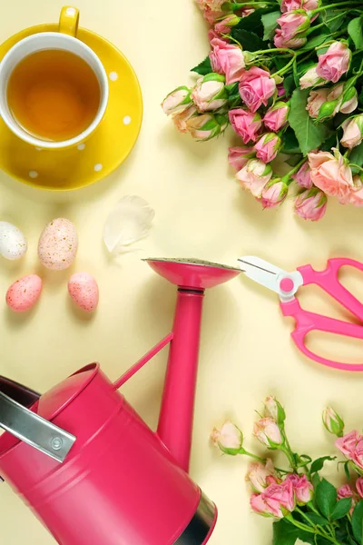 Bienvenida vacaciones de té de primavera concepto flatlay con rosas y accesorios de jardinería . — Foto de Stock