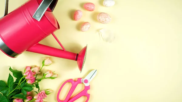 Welcoming Spring concept flatlay tea break with roses and gardening accessories. — Stock Photo, Image