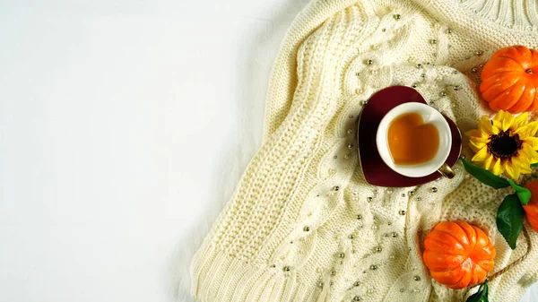 Φθινόπωρο φθινόπωρο θέμα flatlay με ζεστό πουλόβερ, κουλούρια και φλιτζάνια τσάι από βότανα. — Φωτογραφία Αρχείου