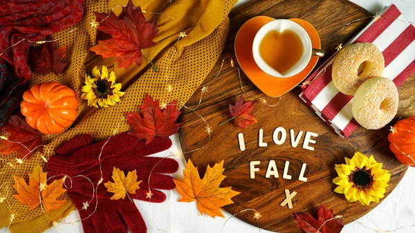 Otoño tema de otoño flatlay con suéter acogedor, rosquillas y tazas de té de hierbas . —  Fotos de Stock