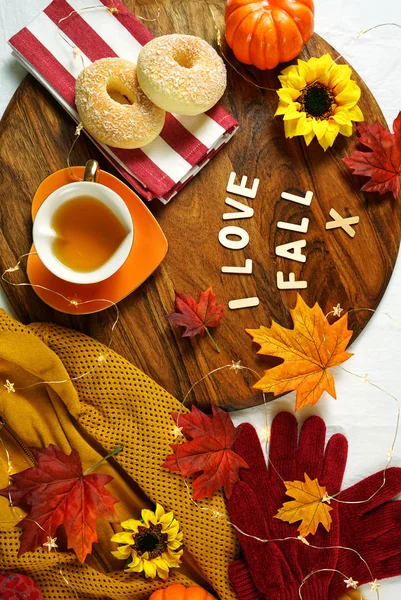 秋の秋のテーマフラットレイ居心地の良いセーター、ベーグル、ハーブティーのカップ. — ストック写真