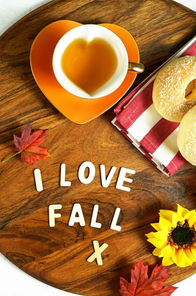 Őszi bukása téma flatlay kényelmes pulóvert, bagels és csésze gyógynövény tea. — Stock Fotó