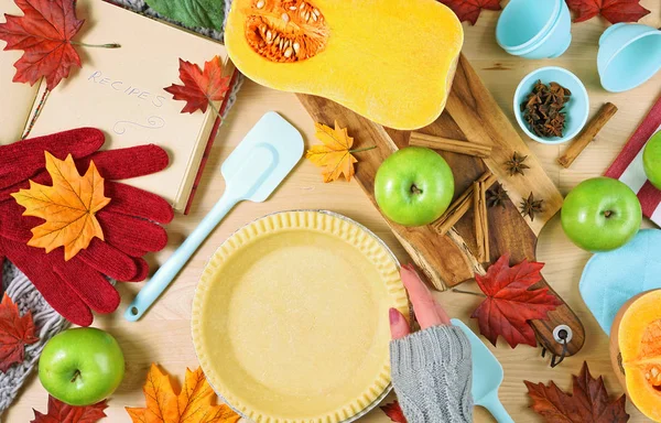 Sonbahar Sonbahar pişirme flatlay kabak ve elmalı turta tepene yapma. — Stok fotoğraf