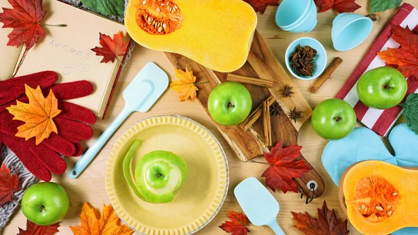 Otoño Caída hornear flatlay hacer calabaza y pastel de manzana por encima de la cabeza . — Foto de Stock