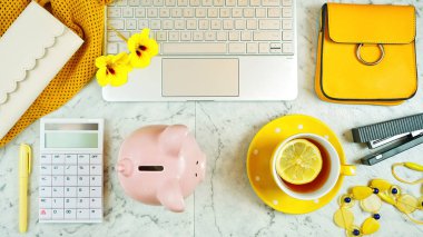 Modern masa düz touchcreen lapptop ve sarı aksesuarları ile tepegöz yatıyordu.