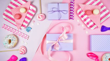 Renkli pembe tema doğum günü partisi düz yatıyordu.