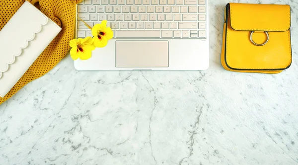 Nowoczesne biurko płaskie narzuty z touchcreen lapptop i żółte akcesoria. — Zdjęcie stockowe